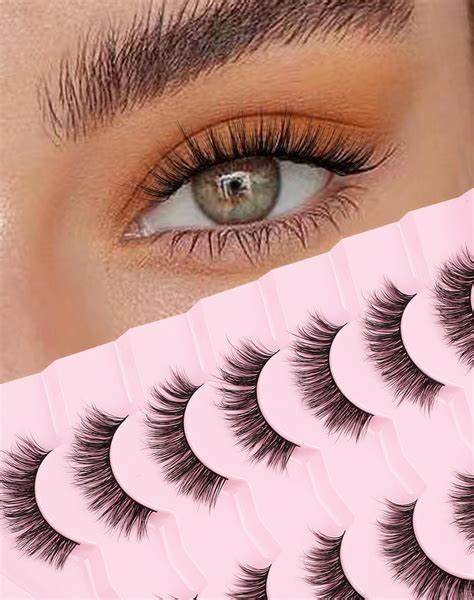 EYELASHES LOOKING GOOD